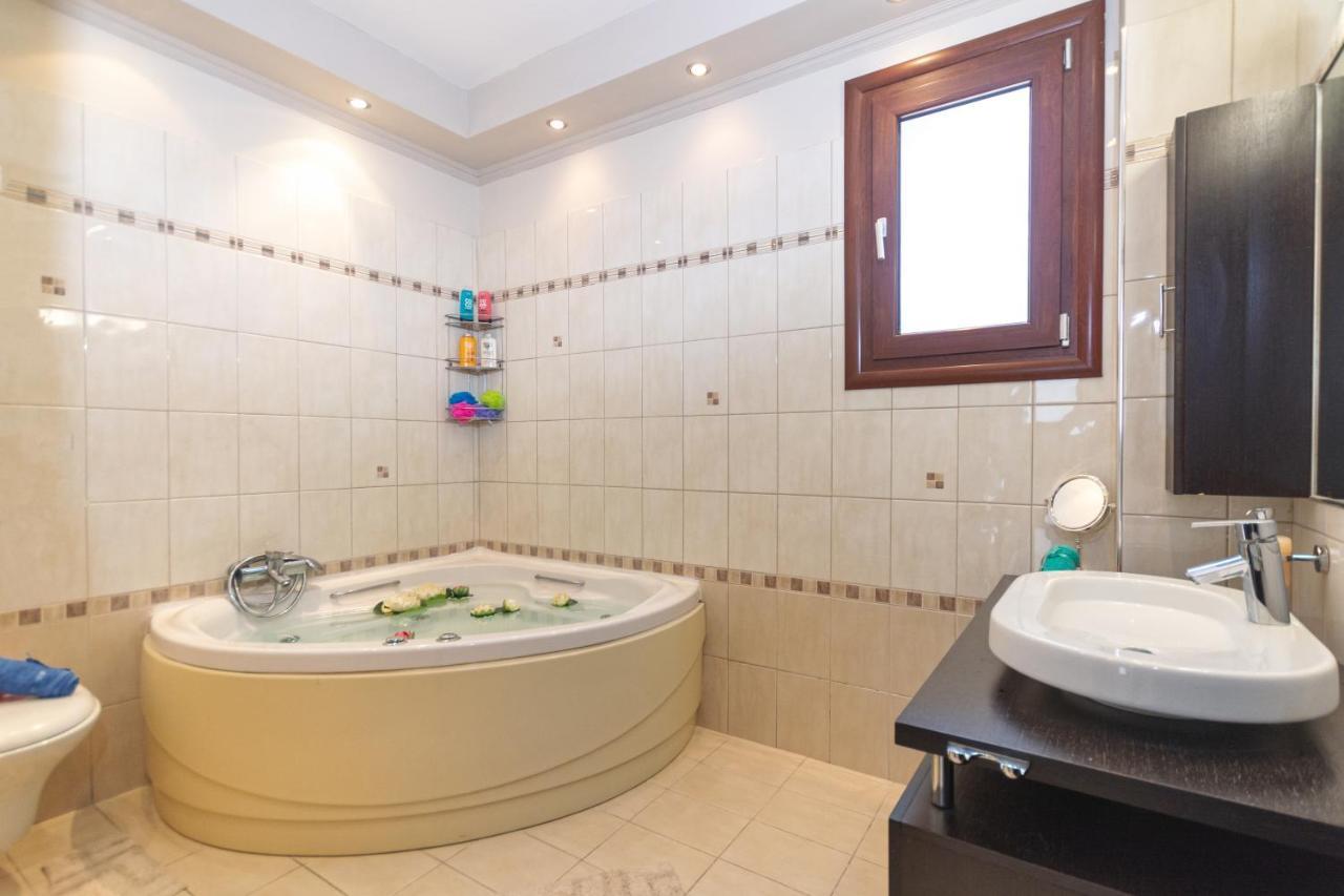 Maria's Luxurious In Koskinou Villa *